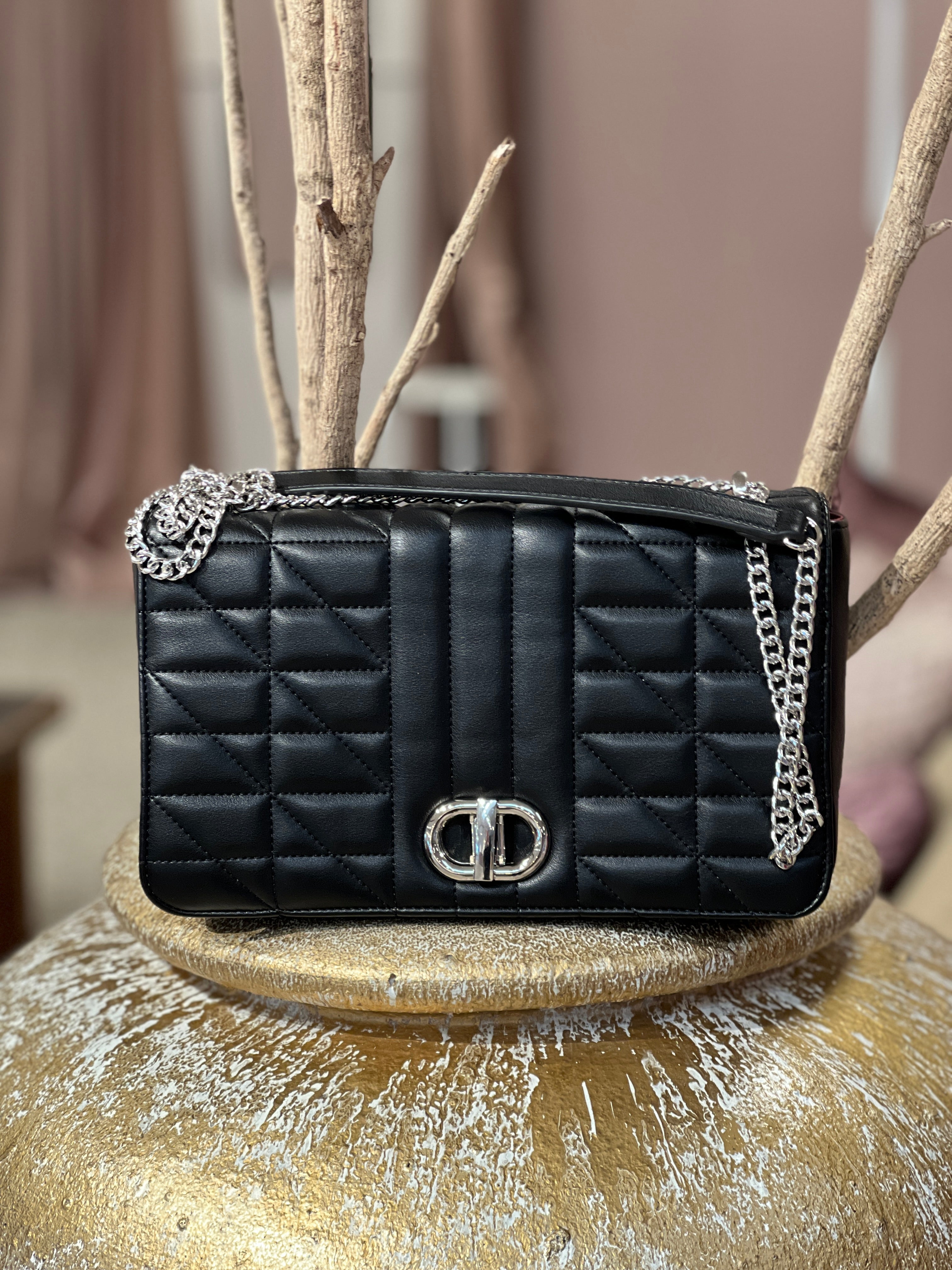 Hallie - Stor crossbag med sølv kæde og lukning